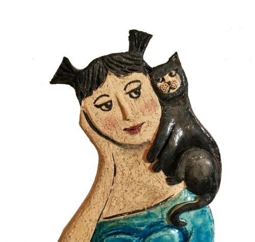 Scultura fatta a mano ceramica con gatto nero e donna sognante