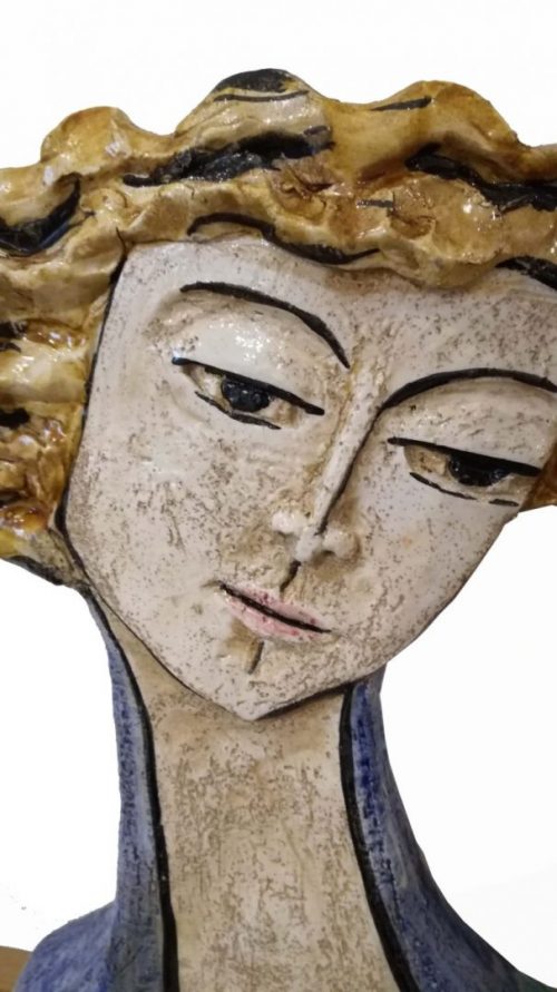dettaglio viso di uomo in ceramica scultura fatta a mano
