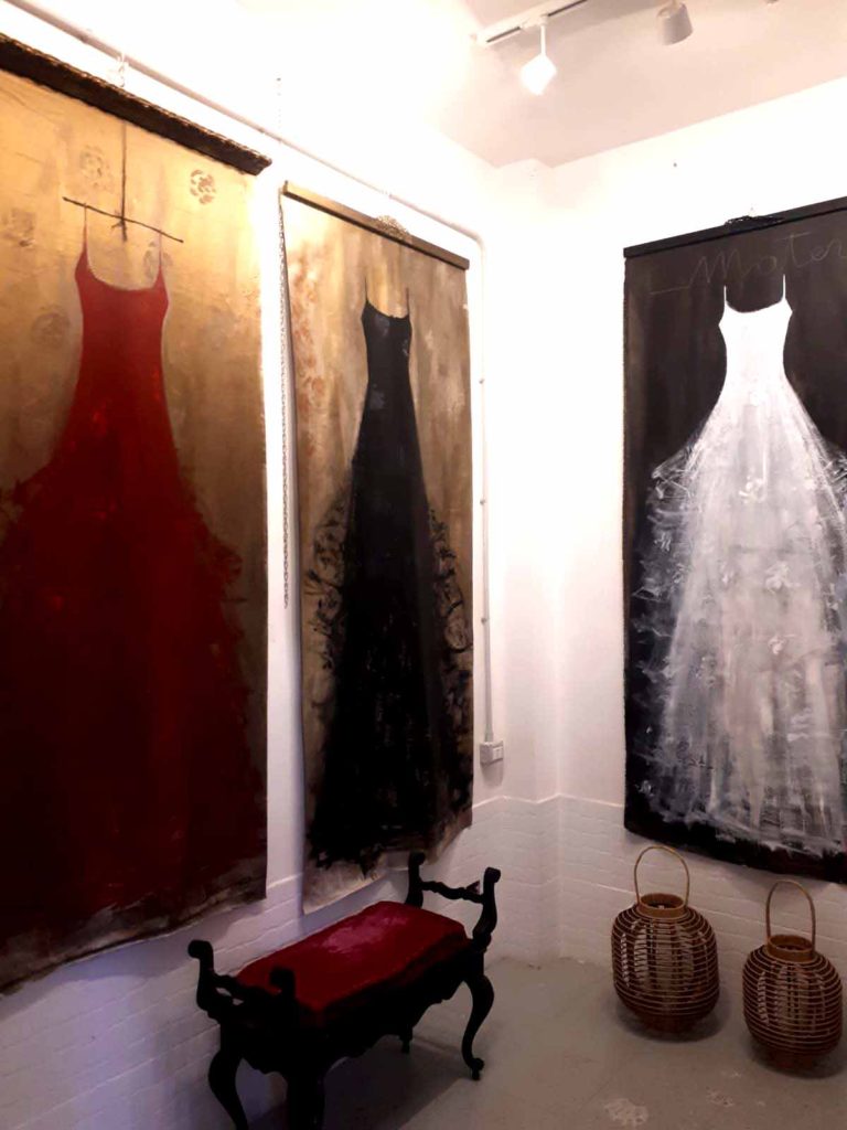 interno di una casa con quadi grande formato di vestiti in tulle rosso nero e bianco