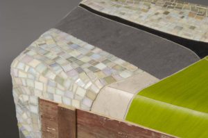 mobile con superficie in linoleum colorato e mosaico bianco
