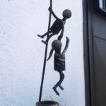 scultura in metallo due figure che ballano