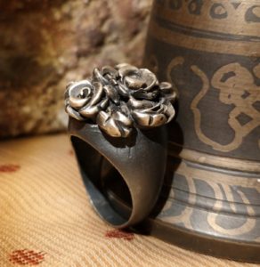 anello in bronzo con fiori scolpito a mano 