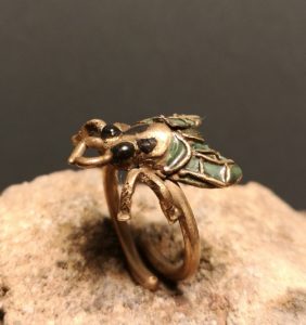anello artigianale in ottone con smalto a forma mi mosca