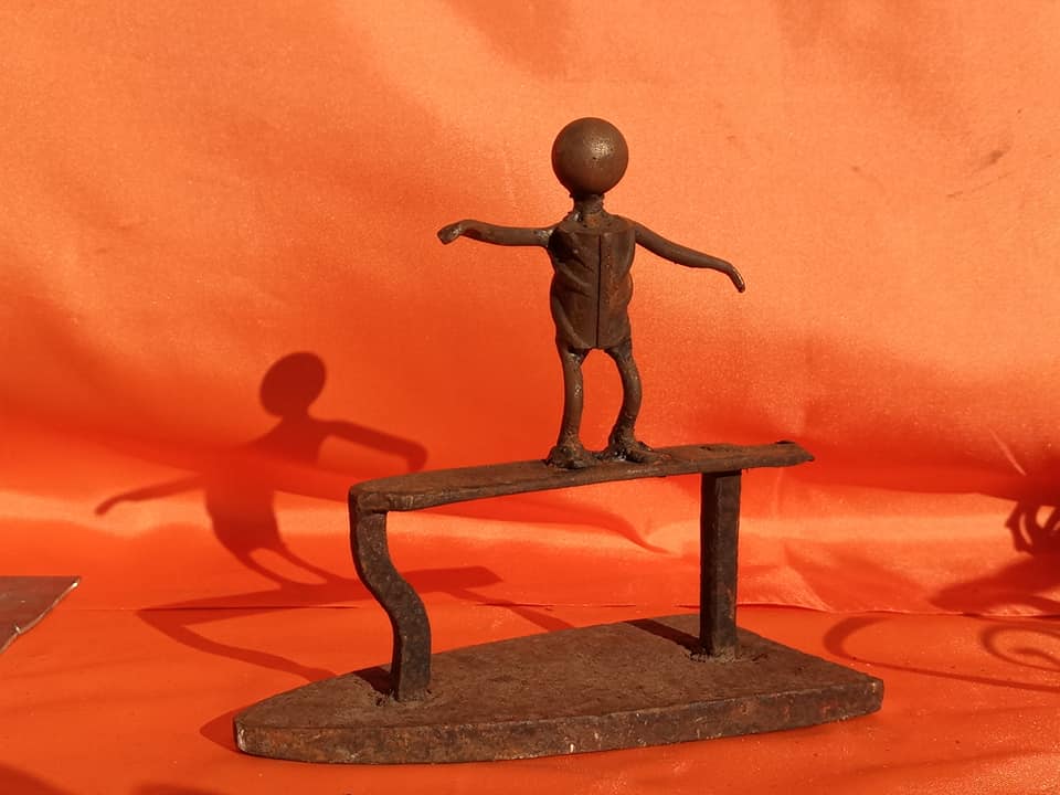 scultura con ferro da stiro in ferro vintage