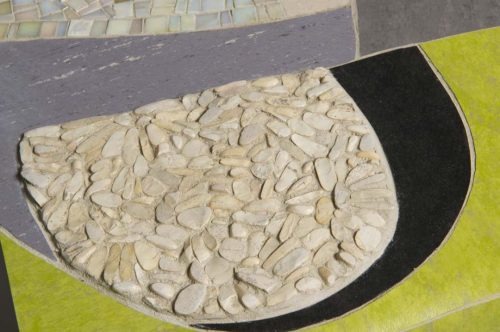 mobile in linoleum legno e pietre mosaico