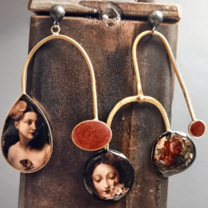 coppia di orecchini da donna pendenti con figure femminili stampate e resina