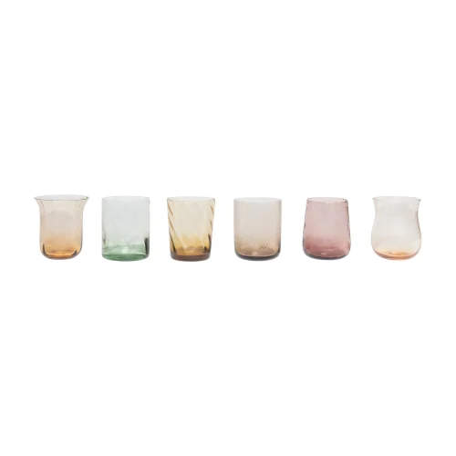 Bicchieri da acqua di diverse forme in vetro colorato per la tavol aestiva