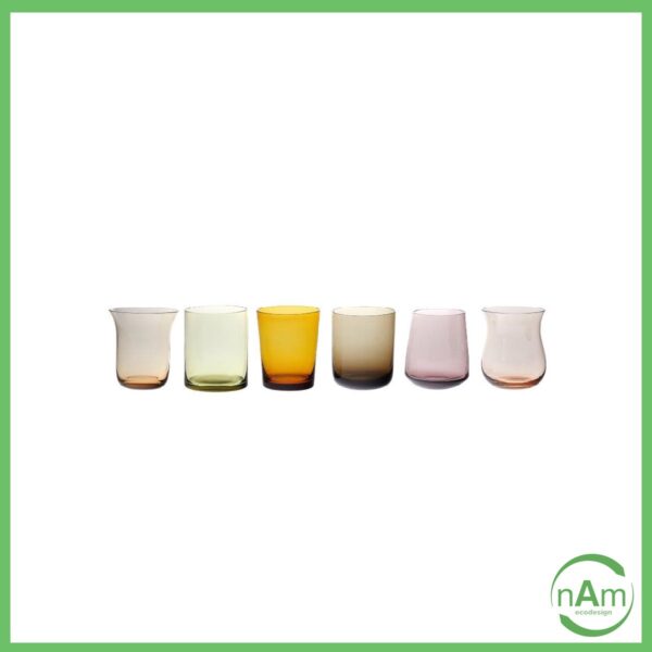 Bicchieri da acqua di diverse forme in vetro colorato per la tavol aestiva